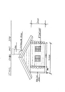 Fasadetegning av et uthus sett fra sør, med angitte mål og detaljer som takfotbeslag og pipe.