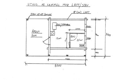 Håndskrevet etasjeplan (plantegning) for et uthus med oppgitt mål, romfordeling og konstruksjonsdetaljer.