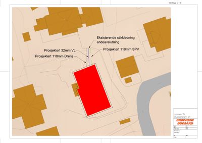 Situasjonsplan som viser tomt, eksisterende bygninger, vannledninger og en planlagt bygning (rødt).