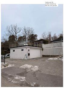 Fotografi av en garasje med et flatt tak og en pergola på Vestbrynet 36.