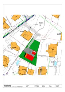Situasjonsplan som viser tomtens plassering i forhold til nabolaget, vei (Gamleveien), nabotomter og eksisterende bygninger.