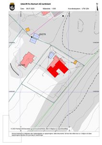 Situasjonsplan (tomtekart) som viser tomtens grenser, bygningsplasseringer, høydeforskjeller og tilstøtende eiendommer.