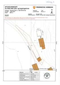 Situasjonskart som viser tomtens grenser, bygningsplassering og topografi.