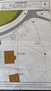 Situasjonskart som viser eiendomsgrenser (77/135, 77/136), topografi (konturlinjer), eksisterende bygninger og adresse.