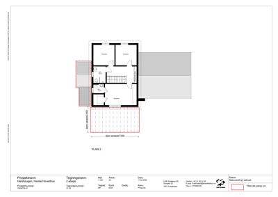 Etasjeplan (PLAN 2) som viser romfordeling, trapp og utvendige mål for en bygning.