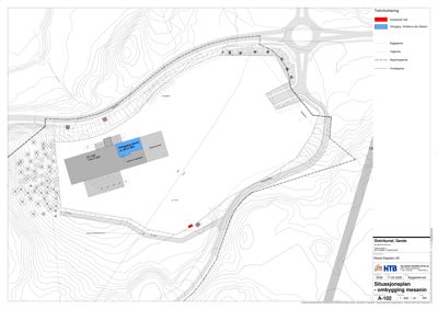 Situasjonsplan som viser tomtens topografi, bygningers plassering, veier og grenser.