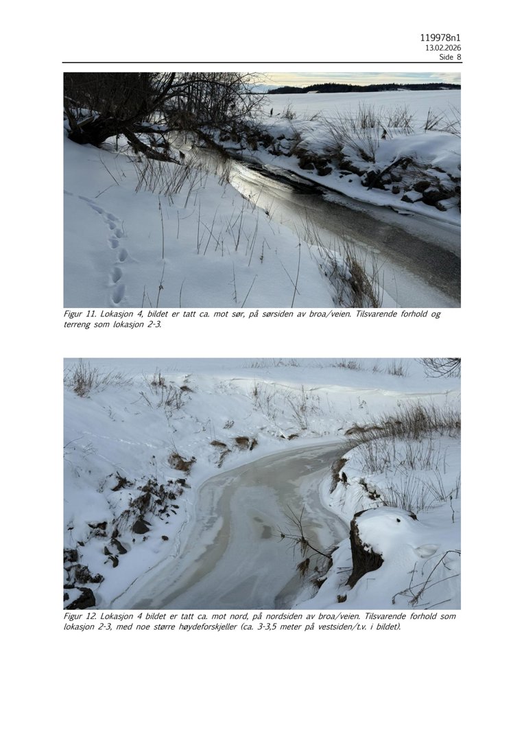 Fotografier av en snødekt elv eller bekke med is, tatt fra to ulike vinkler (mot sør og mot nord) ved en bro.