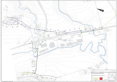 Situasjonsplan som viser topografi (konturlinjer), vannløp, eksisterende infrastruktur og planlagt VA-anlegg (grønne og blå linjer) for et område ved Svinevoll.