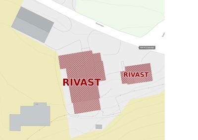 Situasjonsplan som viser to bygninger (merket 'RIVAST') på en tomt med omgivende terreng og vei (Rindavegen).
