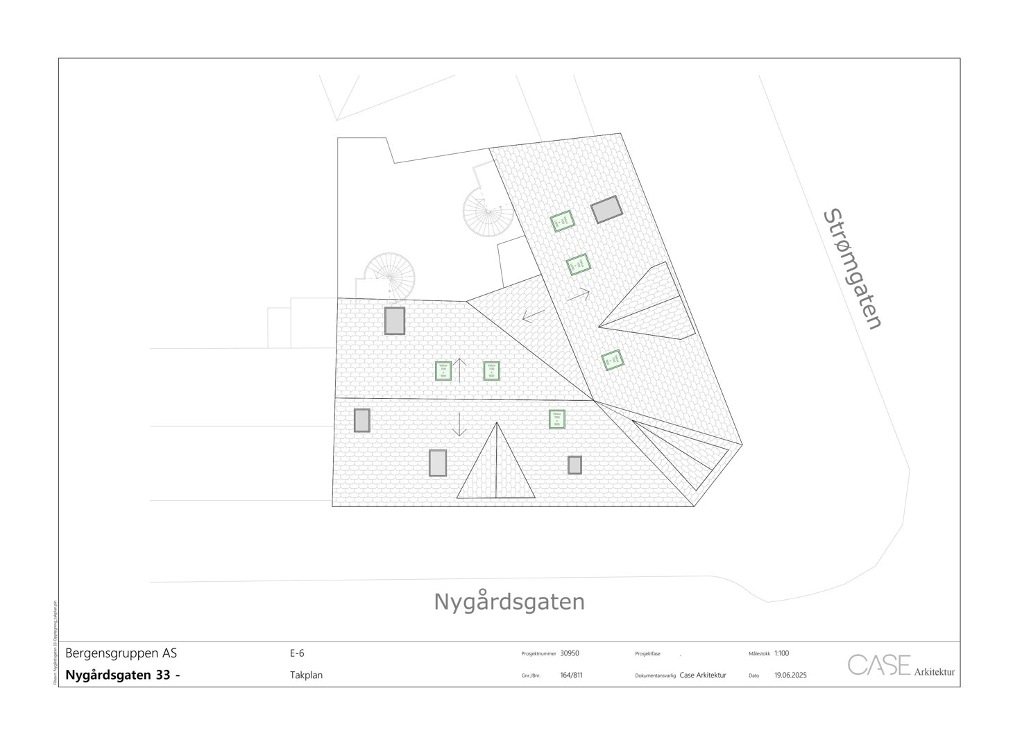 Takplan (takutsnitt) som viser takets form, takrenner, takluker og takhøyder.