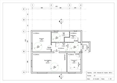 Etasjeplan som viser romfordeling, mål på rom og veggtykkelser for et hus.