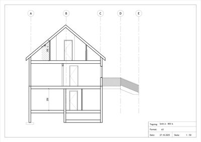 Snittegning (Snitt A) som viser bygningens tverrsnitt, høyder, vinduer og trapp.