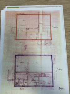 Plantegning som viser romfordeling og dimensjoner for 1. etasje (kjeller) og 2. etasje.