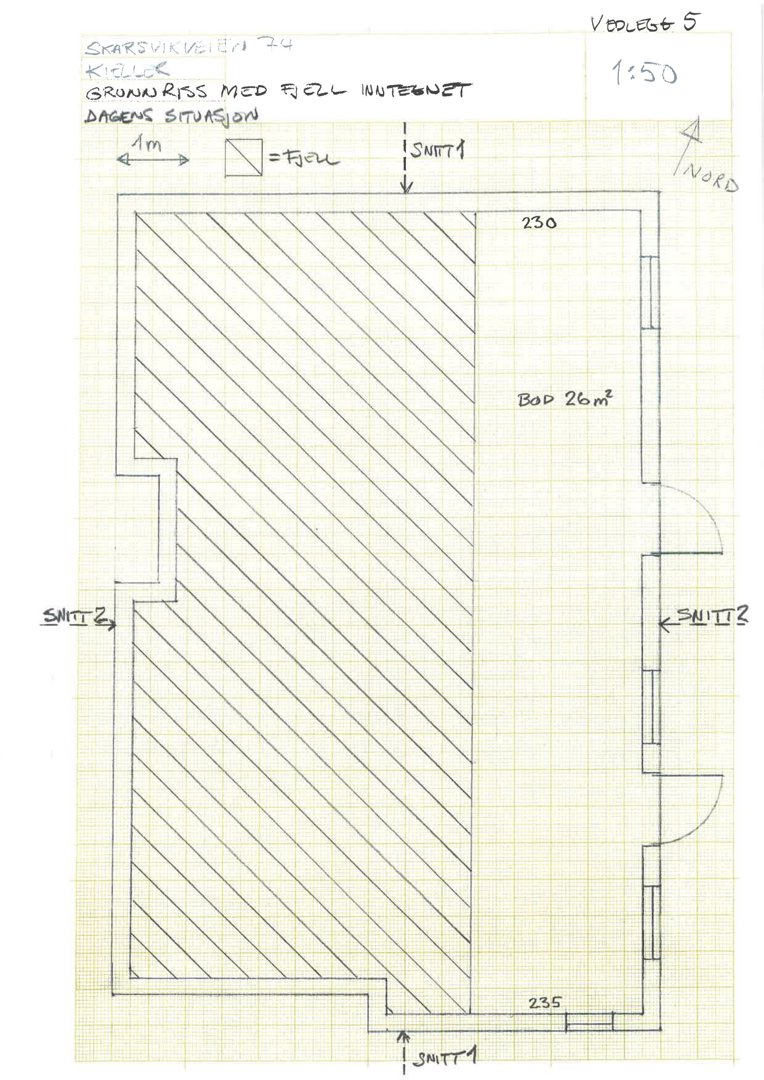 Et håndtegnede grunnriss (etasjeplan) som viser dagens situasjon for en bygning, inkludert romstørrelser, snittlinjer og en fjellmasse.