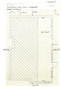 Et håndtegnede grunnriss (etasjeplan) som viser dagens situasjon for en bygning, inkludert romstørrelser, snittlinjer og en fjellmasse.