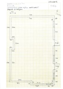 Et håndtegnede grunnriss (etasjeplan) for en bygning, med mål og romfordeling.
