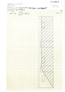 Situasjonsplan som viser dagens situasjon for en bygning med fjell inntegnet.