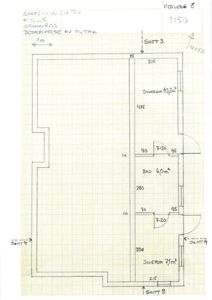 Et håndtegnede grunnriss (etasjeplan) som viser romfordeling, mål og utforming av et hus.