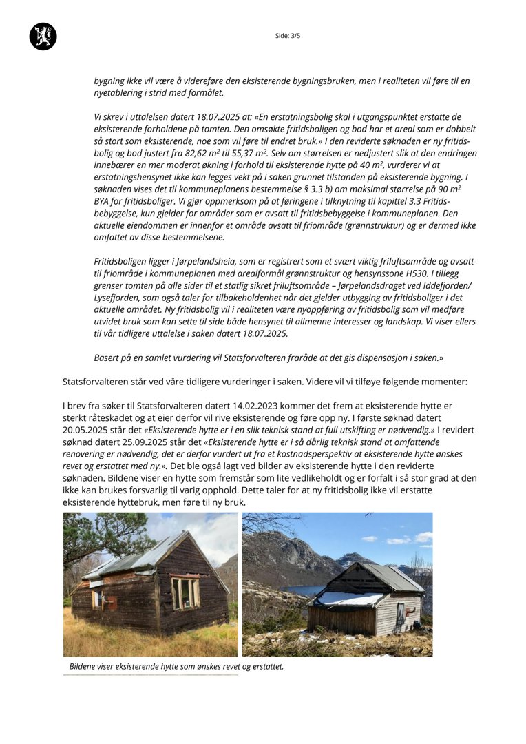 Fotografi av en eksisterende hytte som er omgitt av fjell og skog.