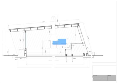 Snittegning (Gjennomskjæring A-A) som viser bygningens høyde, takform, innvendige høyder og konstruksjonsdetaljer.
