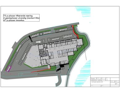 Situasjonsplan som viser bygningens plassering på tomten, tilhørende parkeringsplasser og omgivelsene.