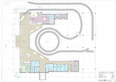 Etasjeplan (1. etasje) som viser romfordeling, funksjoner (kontorer, møterom, serveringsområde) og tilknyttede utendørs områder.