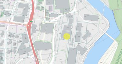 Situasjonsplan som viser tomtegrenser, bygninger, veier og vannveier i et område.