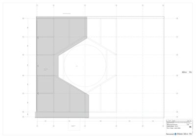 Etasjeplan (1. etasje) som viser romfordeling, vegger og et stort sirkulært rom (sannsynligvis et svømmehall eller lignende).