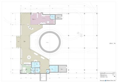 Etasjeplan (1. etasje) som viser romfordeling, vegger, dører og møblering for et bygg.