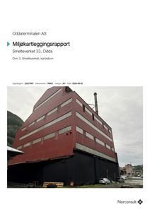 Fotografi av en stor, rød og svart industribygning (Smelteverket) sett fra et lavt vinkel.