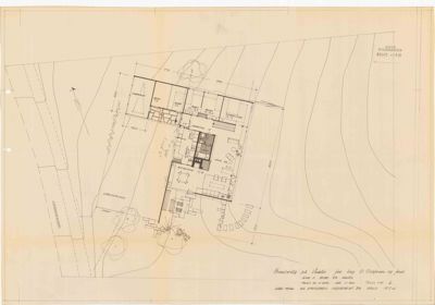 Situasjonsplan som viser bygningens plassering i forhold til terrenget og naboeiendommen.