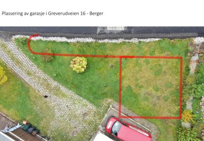 Flyfoto av eiendom med overlagte røde linser som viser planlagt plassering av en garasje.