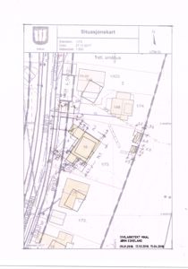 Situasjonskart som viser bygningenes plassering på tomten i forhold til naboeiendommer og infrastruktur.