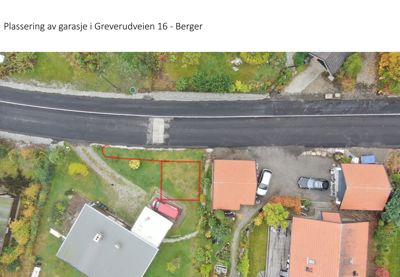 Flyfoto av eiendom med overlag av en rød linje som markerer en planlagt plassering for en garasje.