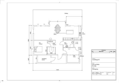 Etasjeplan for en bolig som viser romfordeling, dimensjoner og plassering av dører og vinduer.