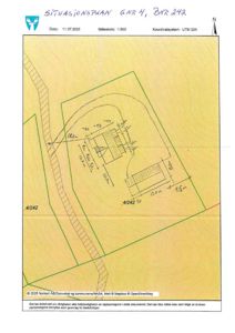 Situasjonsplan som viser tomtens grenser (grønn linje), bygningsplasseringer med mål, og nabolagsgrenser.