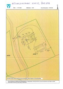 Situasjonsplan som viser tomtens grenser (grønn linje), bygningsplasseringer med mål, og nabolagsgrenser.