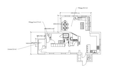 Etasjeplan som viser romfordeling, møblering og mål for en bolig med påbygg.