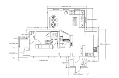 Etasjeplan med romfordeling, møblering og dimensjoner for et hus.
