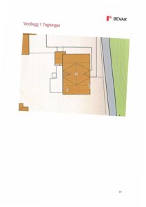 Bildet viser en tegning som viser en bygning sett ovenfra (plan), med romnummerering og plassering på tomten.