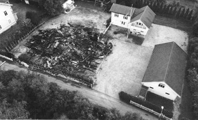 Luftfoto av et område med flere hus og en tomte som har blitt ryddet eller er i ferd med å bli ryddet.