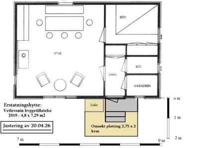 Etasjeplan for en hytte som viser romfordeling (stue, soverom, bad, vaskerom, gang) og en utvendig platting.