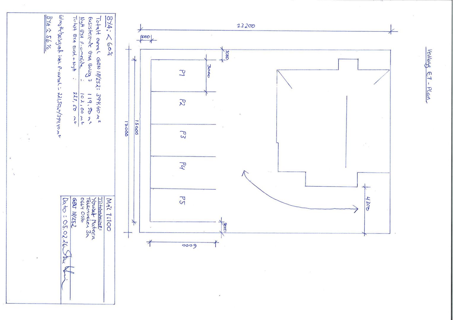 Etasjeplan (1. etasje) med romnummerering (P1-P5), dimensjoner og en skisse over en mulig flytting av inngang.