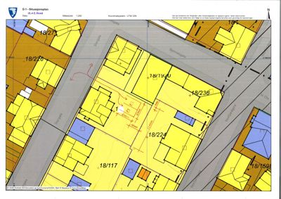 Situasjonsplan som viser tomt, bygninger, veier og eiendomsnummer.
