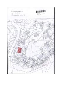 Situasjonsplan (M 1:500) som viser tomtens terrengforhold, beplantning og plassering av bygninger.