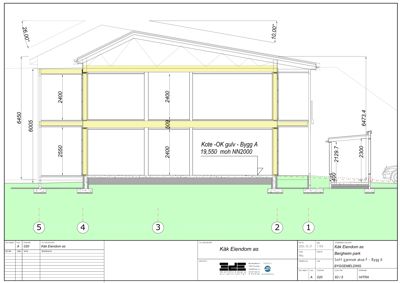 Snittegning som viser tverrsnittet av en bygning med mål og konstruksjonsdetaljer.