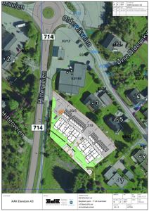 Situasjonsplan som viser tomtens plassering i forhold til nabolag, veier og eksisterende bebyggelse.