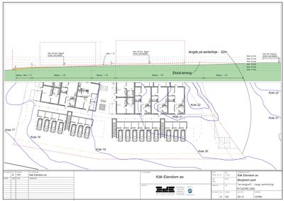 Situasjonsplan som viser tomtens form, eksisterende terreng (Kote 17-22), og plassering av nye bygg og parkeringsplasser.