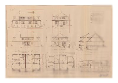 En tegningssamling som viser flere fasadeoppsett (fra ulike vinkler) og to etasjeplaner for en bygning.