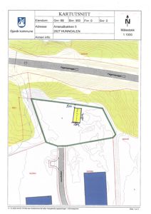 Kartutsnitt (situasjonsplan) som viser eiendomsgrunnlinjer, topografi, veier og naboeiendommer for Amsrudbakken 5.